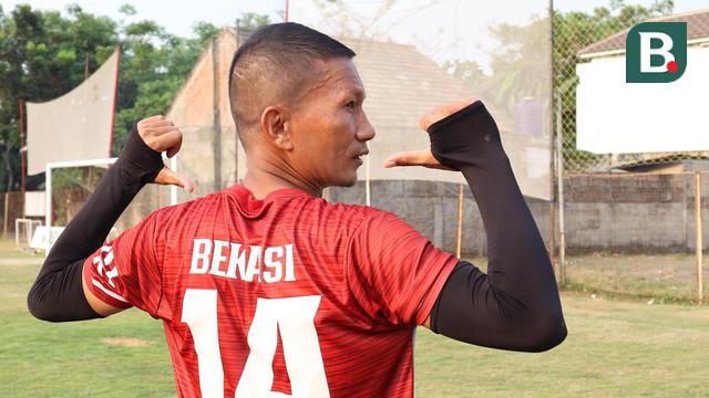 Pemain FC Bekasi City, Ismed Sofyan, berpose setelah sesi latihan di Lapangan Harin, Tengerang Selatan, Rabu (7/9/2023). Pemain bernomor punggung 14 itu bertekad membawa tim berjuluk Kuda Hitam naik kasta musim depan. (Bola.com/M Iqbal Ichsan)