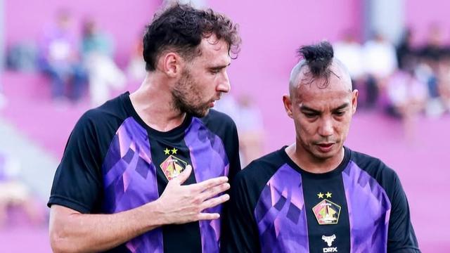 Gegara kartu merah lawan PSM Makassar, Novri Setiawan (kanan) tak bisa reuni dalam laga Persik Kediri kontra Persija Jakarra di Stadion Manahan Solo, 20 November 2025. (Bola.com/Gatot Sumitro)