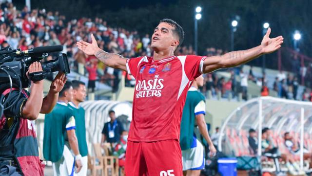 Pemain Persijap Jepara, Carlos Franca, melakukan selebrasi setelah mencetak gol ke gawang Persib Bandung pada laga BRI Super League di Stadion Gelora Bumi Kartini, Jepara hari Senin (18/08/2025) malam WIB. (Dok. Persijap)