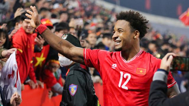 Nguyen Xuan Son setelah pertandingan terakhir penyisihan Grup B Piala AFF 2025 melawan Myanmar di Stadion Viet Tri, Phu Tho, Sabtu (21-12-2024). Pemain naturalisasi itu mencetak empat gol dari lima gol kemenangan Timnas Vietnam di laga ini. (Bola.com/VFF)