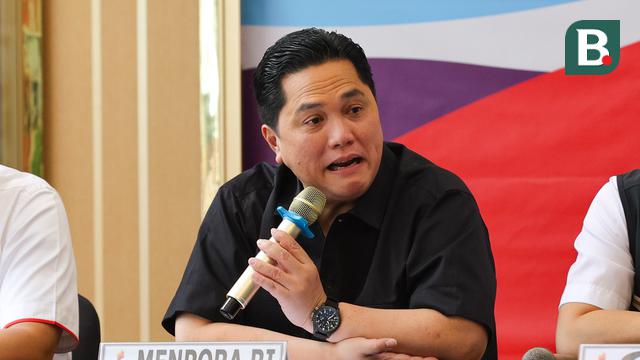 Menpora Erick Thohir pada sesi konferensi pers hari Jumat (21/11/2025) di Kantor Kemenpora, Jakarta. (Abdul Aziz/Bola.com)
