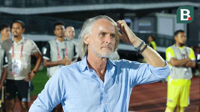 Pelatih Dewa United, Jan Olde Riekerink, tampak kecewa saat anak asuhnya ditahan imbang Phnom Penh Crown pada laga matchday pertama grup E AFC Challenge League di Indomilk Arena, Tangerang, Minggu (26/10/2025). (Bola.com/M Iqbal Ichsan)