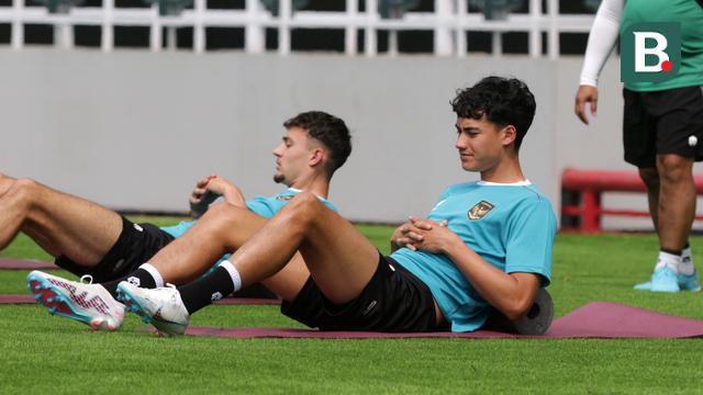 Pemain Timnas Indonesia, Rafael Struick (kanan) dan Ivar Jenner melakukan latihan resmi menjelang laga FIFA Matchday melawan Palestina di Stadion Gelora Bung Tomo (GBT), Surabaya, (6/6/2023). Hanya ada 8 pemain yang mengikuti sesi tersebut. Mereka adalah Sandy Walsh, Andy Setyo, Rafael Struick, Ivar Jenner, Syahrul Trisna, Dendy Sulistyawan, Fachruddin Aryanto, dan Dimas Drajad. (Bola.com/Wahyu Pratama)
