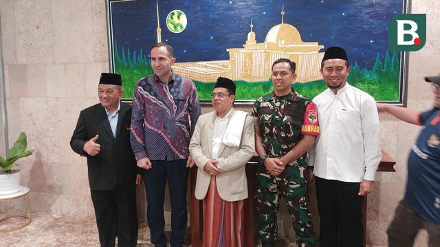 Pelatih asal Uzbekistan, Timur Kapadze berfoto dengan para pengurus Masjid Istiqlal, Jakarta di ruang VIP masjid tersebut, Jumat (21/11/2025). (Bola.com/Hery Kurniawan)