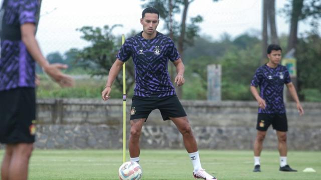 Ezra Walian. (Bola.com/Gatot Sumitro)