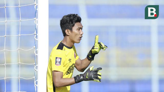 Kiper PSM Makassar, Hilman Syah memberikan arahan kepada rekannya saat melawan Borneo FC dalam laga matchday ke-3 Grup B Piala Menpora 2021 di Stadion Kanjuruhan, Malang, Rabu (31/3/2021). PSM bermain imbang 2-2 dengan Borneo FC. (Bola.com/M Iqbal Ichsan)