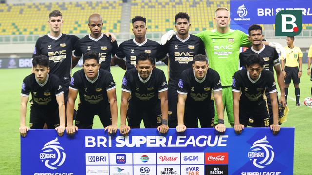 Starting XI Dewa United saat menghadapi Persija Jakarta dalam laga keempat BRI Super League 2025/2025 di Banten International Stadium, Jumat (29/8/2025). (Bola.com/Abdul Aziz)