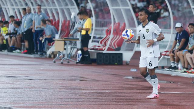 Pemain Timnas Indonesia U-23 Robi Darwis saat melakukan lemparan ke dalam pada laga Grup A Piala AFF U-23 2025 melawan Filipina di SUGBK, Senayan, Jakarta hari Jumat (18/07/2025) malam WIB. Skuad Garuda Muda susah payah mengalahkan The Azkals junior, tiga poin dari Filipina berkat gol bunuh diri Jaime Rosquillo. (Bola.com/M. Iqbal Ichsan)