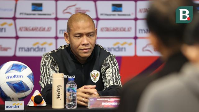 Pelatih Timnas Indonesia, Nova Arianto, pada sesi konferensi pers jelang pertandingan melawan Australia pada Piala AFF U-16 2024 di Stadion Manahan, Minggu (30/6/2024). (Bola.com/Abdul Azis)