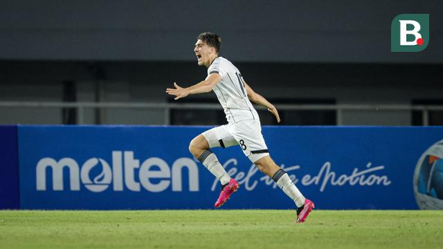 Seleberasi Mauro Zijlstra usai berhasil mencetak gol pertama Timnas Indonesia U-22 pada laga ujicoba melawan Mali U-22 yang digelar di Stadion Pakansari, Kabupaten Bogor, Selasa (18/11/2025) pukul 20.00 WIB. (Bola.com/Bagaskara Lazuardi)
