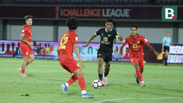 Pemain Dewa United, Ricky Kambuaya, berusaha melewati pemain Phnom Penh Crown pada laga matchday pertama grup E AFC Challenge League di Indomilk Arena, Tangerang, Minggu (26/10/2025). (Bola.com/M Iqbal Ichsan)