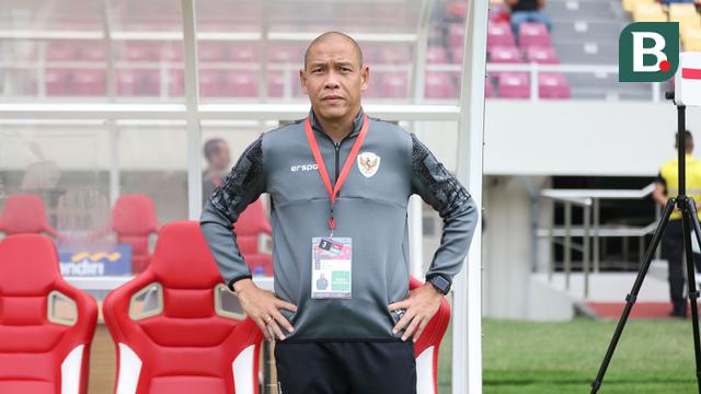 Pelatih kepala Timnas Indonesia U-16, Nova Arianto jelang dimulainya laga perebutan tempat ketiga Piala AFF U-16 2024 menghadapi Timnas Vietnam U-16 di Stadion Manahan, Solo, Rabu (3/7/2024). (Bola.com/Abdul Aziz)