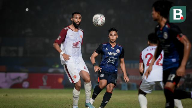 Bek PSM, Yuran Fernandes, saat bertanding melawan Arema FC dalam lanjutan BRI Liga 1 2022/2023, Sabtu (20/8/2022). (Bola.com/Iwan Setiawan)
