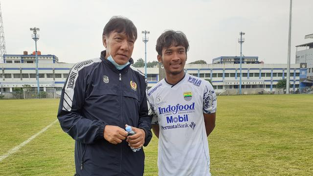 Legenda Persib Bandung, Robby Darwis, berfoto bersama pemain muda Maung Bandung yang memiliki kemiripan nama dengannya, Robi Darwis. (Bola.com/Erwin Snaz)