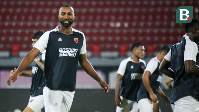 Bek PSM Makassar, Yuran Fernandes (kiri), saat menjalani sesi latihan di Stadion Kapten I Wayan Dipta, Senin (5/6/2023). (Bola.com/Alit Binawan)