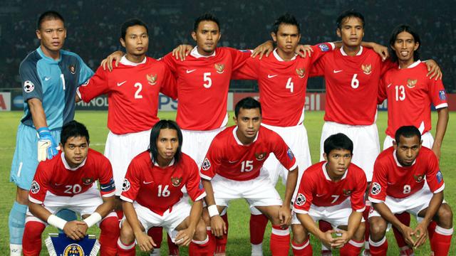 Timnas Indonesia kala itu ditangani pelatih asal Bulgaria, Ivan Kolev dan diperkuat materi pemain terbaik di Tanah Air saat Piala Asia 2007. Mereka adalah Yandri Pitoy, Ferry Rotinsulu, Markus Haris Maulana (kiper), Ricardo Salampessy, Maman Abdurahman, Erol Iba, Ismed Sofyan, Charis Yulianto, Supardi Nasir, Achmad Jufriyanto, Harry Saputra (belakang). Ada juga Muhammad Ridwan, Eka Ramdani, Ponaryo Astaman, Firman Utina, Syamsul Chaeruddin, Mahyadi Panggabean, Atep Rizal (tengah), Elie Aiboy, Budi Sudarsono, Zaenal Arief, Bambang Pamungkas (depan). (AFP/Adek Berry)