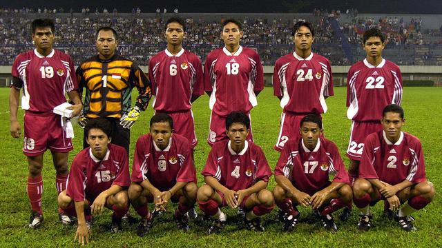 Pemain Timnas Indonesia, Ismed Sofyan (4), berpose bersama pemain lainnya sebelum dimulainya pertandingan Piala Asia 2000 yang berlangsung di Lebanon pada 3 Agustus 2000. Ismed Sofyan tampil sebanyak enam kali di Piala Asia edisi 2000, 2004 dan 2007. (AFP/Amin)