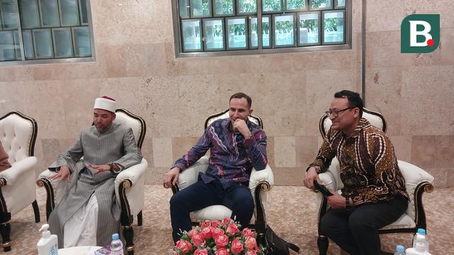 Pelatih asal Uzbekistan, Timur Kapadze (tengah) duduk santai di duang VIP Masjid Istiqlal, Jakarta, Jumat (21/11/2025). (Bola.com/Hery Kurniawan)