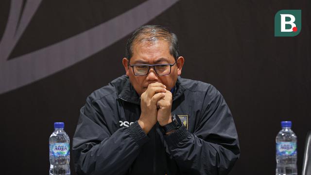 Ketua Badan Tim Nasional, Sumardji dalam konferensi pers di di GBK Arena, Jakarta Pusat, pada Kamis (20/11/2025). (Bola.com/Abdul Aziz)