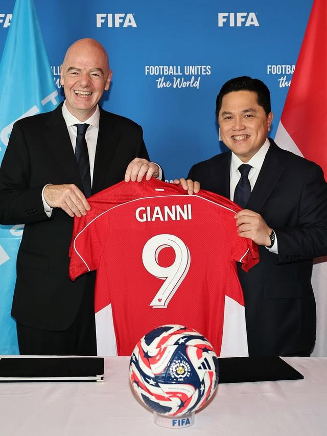 Ketua PSSI, Erick Thohir, memberikan jersey Timnas Indonesia kepada Presiden FIFA, Gianni Infantino, di sela-sela FIFA Executive Football Summit 2025. (Bola.com/Dok.Instagram Gianni Infantino).