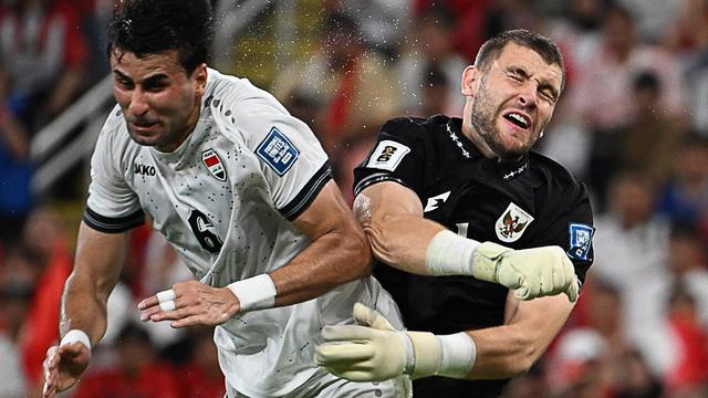 Kiper Timnas Indonesia, Maarten Paes (kanan) terlibat benturan dengan pemain Iraq, Manaf Younis dalam laga putaran keempat Kualifikasi Piala Dunia 2026 yang berlangsung di Stadion King Abdullah Sports City, Jeddah, Arab Saudi, Sabtu (11/10/2025) waktu setempat. (AP Photo/Ali Issa)