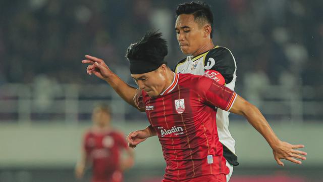 Duel antara gelandang Persis Solo Kodai Tanaka berduel dengan bek Persija Jakarta Rizky Ridho. (X/Persis Solo)