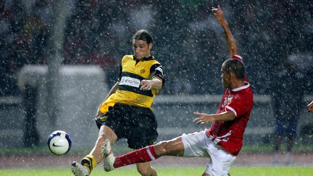Bek Timnas Indonesia, Nova Arianto melakukan tekel keras terhadap pemain Borussia Dortmund, Diego Klimowick dalam laga uji coba di Stadion Utama Gelora Bung Karno, Jakarta pada (19/12/2007). (AFP/Jewel Samad)