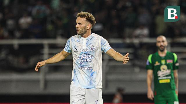 Pemain PSIM Yogyakarta, Ze Valente saat timnnya bertanding melawan Persebaya Surabaya pada BRI Super League 2025/2026 di Stadion Gelora Bung Tomo, Surabaya, Jumat (8/8/2025). (Bola.com/Abdul Aziz) 