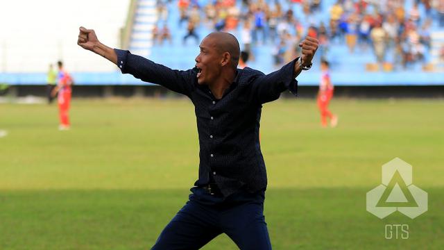 Nova Arianto sukses membawa timnya, Madiun Putra pesta gol ke gawang PSBI Kabupaten Blitar.