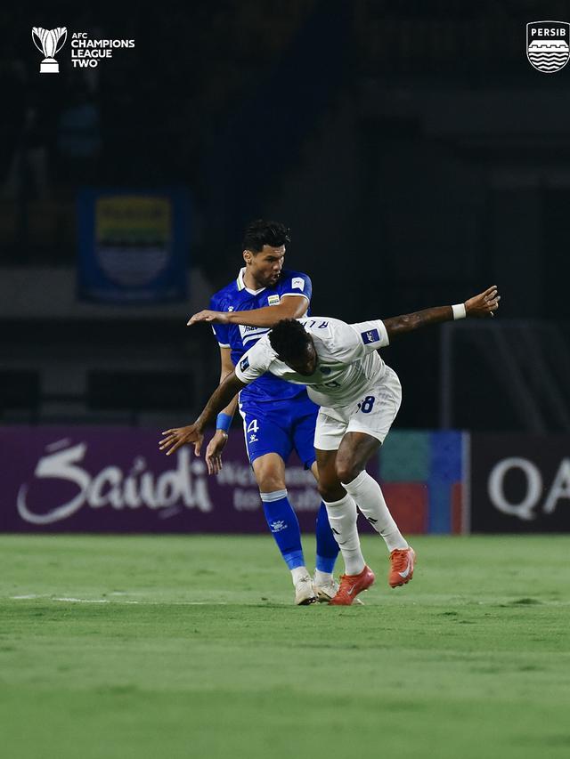 Bek Persib Bandung, Julio Cesar berduel dengan striker Lion City Sailors, Anderson Lopes dalam laga perdana Grup G AFC Champions League 2 2025/2026 di Gelora Bandung Lautan Api, Kamis (18/9/2025). (Dok. Persib)