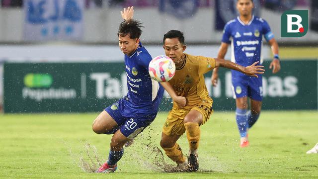 Pemain PSIM Yogyakarta, Arlyansyah Abdulmanan (kiri) berebut bola dengan pemain Bhayangkara FC, Sani Rizki pada laga final Pegadaian Liga 2 2024/2025 di Stadion Manahan, Solo, Jawa Tengah, Rabu (26/02/2025). (Bola.com/Abdul Aziz)