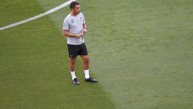 Pelatih Rangers Giovanni van Bronckhorst berdiri selama sesi latihan di Stadion Ramon Sanchez-Pizjuan di Seville, Spanyol (17/5/2022). Glasgow Rangers dan Eintracht Frankfurt menggelar sesi latihan di stadion jelang final Liga Europa di Seville. (AP Photo/Jose Breton)