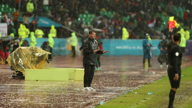 Pelatih Timnas Irak, Jesus Casas saat mendampingi timnya pada turnamen Gulf Cup 2023 (AFP/Hussein Faleh)