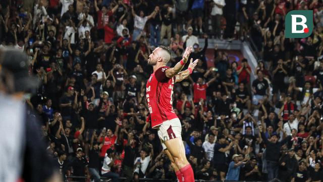 Striker Bali United, Ilija Spasojevic, melakukan selebrasi seusai mencetak gol ke gawang Persija Jakarta dalam lanjutan BRI Liga 1 2023/2024 di Stadion Kapten I Wayan Dipta, Sabtu (30/3/2024) malam WIB. (Bola.com/Alit Binawan)