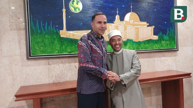 Timur Kapadze (kiri) saat melaksanakan Salat Jumat di Masjid Istiqlal, Jakarta pada 21 November 2025. (Hery Kurniawan/Bola.com)