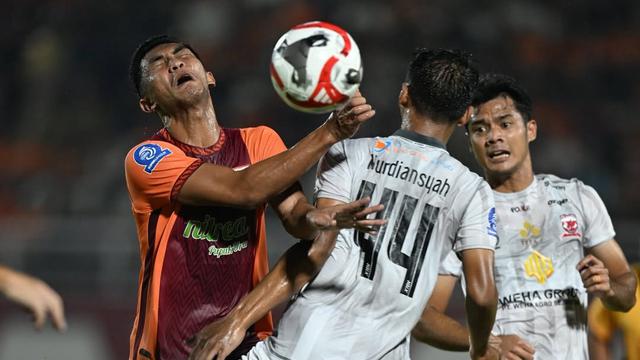 Gelandang Borneo FC Samarinda, Rivaldo Pakpahan berduel dengan bek Madura United, Nurdiansyah dalam laga pekan ke-13 BRI Super League 2025/2026 di Stadion Segiri, Samarinda, Sabtu (22/11/2025) malam. (Dok. Borneo FC Samarinda)