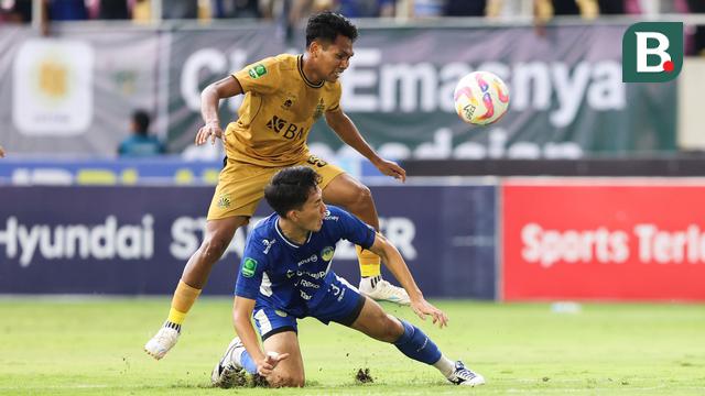 Pemain Bhayangkara FC, Frengky Missa (kiri) berebut bola dengan pemain PSIM Yogyakarta, Yusaku Yamadera dalam laga final Pegadaian Liga 2 2024/2025 di Stadion Manahan, Solo, Jawa Tengah, Rabu (26/02/2025). (Bola.com/Abdul Aziz)