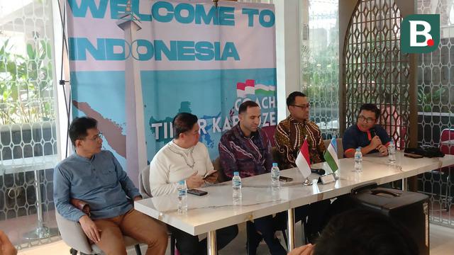 Pelatih asal Uzbekistan, Timur Kapadze menjalani sesi konferensi pers di Terasultan, Masjid Istiqlal, Jakarta, Jumat (21/11/2025). (Bola.com/Hery Kurniawan)