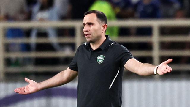 Pelatih berusia 44 tahun ini sukses membantu White Wolves merebut tiket ke Piala Dunia 2026 untuk pertama kali dalam sejarah. Sayangnya, pada 6 Oktober 2025, UFA melengserkan Kapadze dengan menunjuk Fabio Cannavaro sebagai pelatih kepala, menjadikan Kapadze sebagai asisten pelatih. (AFP/Fadel SENNA)