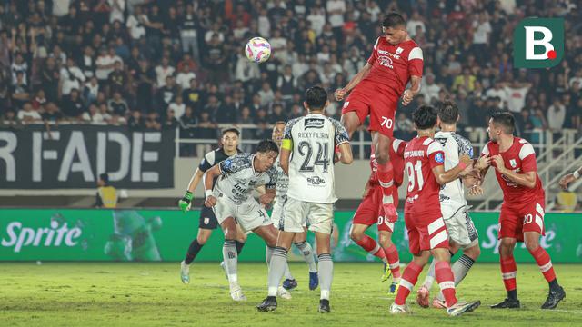 Bek asing Persis Solo, Cleylton Santos, saat menanduk bola yang menghasilkan gol penyeimbang melawan Bali United pada pertandingan pekan ke-26 BRI Liga 1 2024/2025 di Stadion Manahan, Solo, Kamis (6/3/2025). (Bola.com/Radifa Arsa)