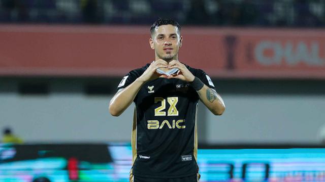 Pada menit ke-58, Dewa United unggul 3-1. Alexis Messidoro maju sebagai eksekutor dan menuntaskan tugasnya dengan sempurna lewat sepakan kaki kanan ke pojok kiri atas gawang. Tampak dalam foto, pemain Dewa United, Alexis Messidoro merayakan golnya ke gawang Shan United pada matchday ketiga Grup E AFC Challange League 2025-2026 di Stadion Indomilk Arena, Tangerang, Sabtu (1/11/2025) malam WIB. (Bola.com/M Iqbal Ichsan)