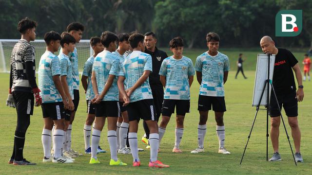 Para pemain Timnas Indonesia U-16 mendapat pengarahan dari pelatih Nova Arianto sebelum laga uji coba menghadapi SSB Terang Bangsa di Lapangan Yogyakarta International School (YIS), Jumat (31/5/2024). (Bola.com/Radifa Arsa)