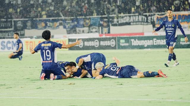 Figo Dennis merayakan gelar juara Pegadaian Liga 2 2024/2025 bersama PSIM Yogyakarta. (Instagram/figgode).