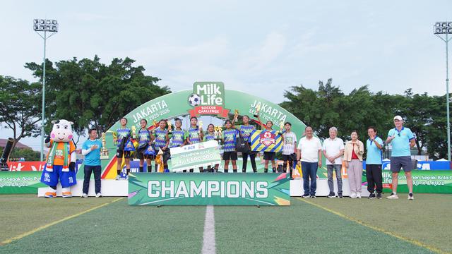 SDN Kunciran 4 sukses merebut titel kampiun KU 12 MilkLife Soccer Challenge Jakarta Seri 1 2025/2026 KU 12 di Kingkong Soccer Arena, Minggu (23/11/2025. (Bola.com/Bakti Olahraga Djarum Foundation)