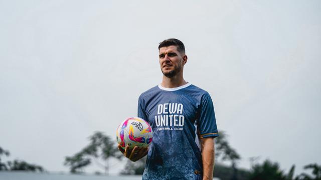 Nick Kuipers diperkenalkan sebagai pemain baru Persib Bandung, Kamis (26/6/2025). (Dok. Dewa United).