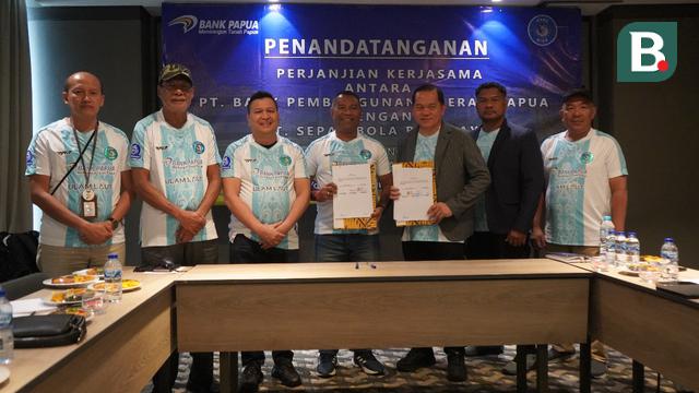 PSBS resmi bermitra dengan Bank Papua. Penandatanganan kerja sama yang dilakukan di ArtHotel Yogyakarta itu jadi momentum penting bagi klub kebanggaan masyarakat Kabupaten Biak Numfor tersebut. (Ana Dewi/Bola.com)