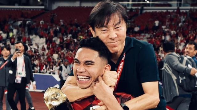 Pelatih Timnas Indonesia Shin Tae-yong bercanda dengan Marselino Ferdinan usai Timnas Indonesia menang 2-0 atas Arab Saudi dalam lanjutan putaran ketiga Kualifikasi Piala Dunia 2026 di SUGBK, Jakarta, 19 November 2024. (Instagram/shintaeyong7777)