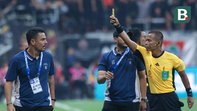 Pelatih Persita Tangerang, Carlos Pena terkena kartu kuning pada pertandingan melawan Persija Jakarta pada pekan perdana BRI Super League 2025/2026 di Jakarta International Stadium, Minggu (10/8/2025). (Bola.com/M. Iqbal Ichsan)