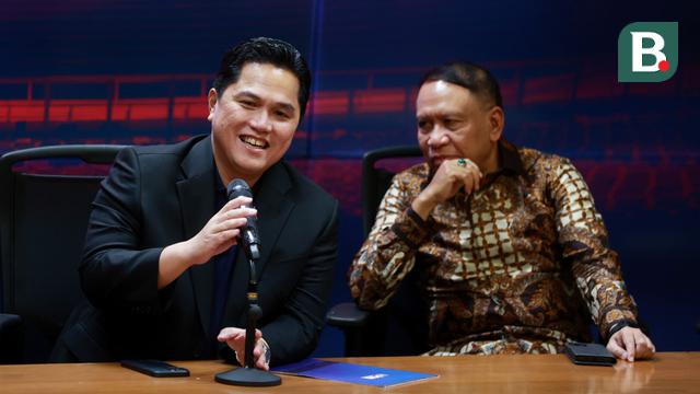 Ketua Umum PSSI, Erick Thohir (tengah), didampingi Wakil Ketua Umum PSSI, Zainudin Amali, saat jumpa pers di Media Center SUGBK, Jakarta, Senin (29/5/2023). Pada kesempatan tersebut PSSI memberikan keterangan terkait tiket pertandingan antara Timnas Indonesia vs Argentina. (Bola.com/M Iqbal Ichsan)