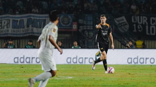 Penampilan pemain Dewa United, Nick Kuipers (kanan), saat melawan Persib Bandung pada laga Piala Presiden 2025 di Stadion Si Jalak Harupat, Kabupaten Bandung, Selasa (8/7/2025). (Tim Media Dewa United)